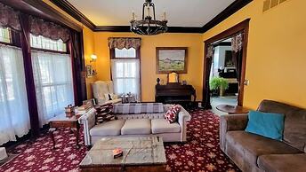 The Kings Throne Inn and Guest House