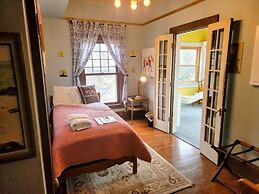 The Kings Throne Inn and Guest House