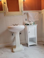 The Kings Throne Inn and Guest House