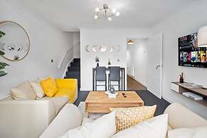 Cute Modern Mews Home in Oldbury