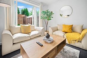 Cute Modern Mews Home in Oldbury