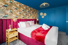 Bright Modern Home Near Birmingham