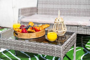 Bright Modern Home Near Birmingham