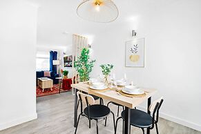 Bright Modern Home Near Birmingham