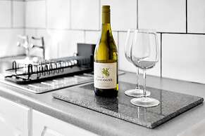 Bright Modern Home Near Birmingham