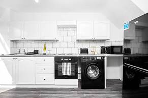 Bright Modern Home Near Birmingham