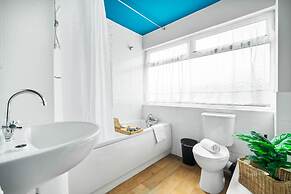 Bright Modern Home Near Birmingham