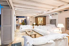 Inviting 8-bed Villa in Ermoupoli - Villa Blueros