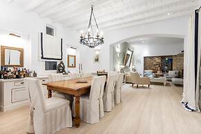 Inviting 8-bed Villa in Ermoupoli - Villa Blueros