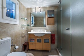 Inviting 8-bed Villa in Ermoupoli - Villa Blueros