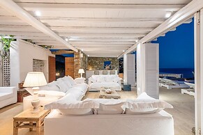 Inviting 8-bed Villa in Ermoupoli - Villa Blueros