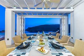 Inviting 8-bed Villa in Ermoupoli - Villa Blueros