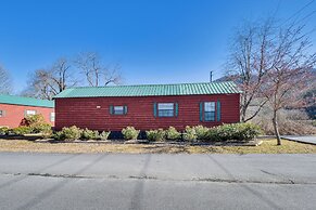 Cozy Dillard Cabin w/ Mountain Views & Pool Access