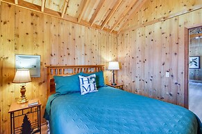 Cozy Dillard Cabin w/ Mountain Views & Pool Access