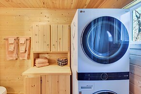 Cozy Dillard Cabin w/ Mountain Views & Pool Access