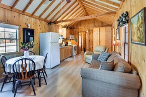 Cozy Dillard Cabin w/ Mountain Views & Pool Access