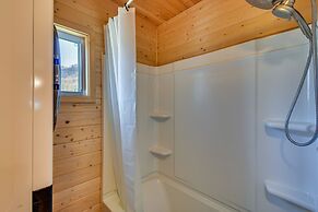 Cozy Dillard Cabin w/ Mountain Views & Pool Access