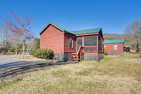 Cozy Dillard Cabin w/ Mountain Views & Pool Access