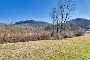 Cozy Dillard Cabin w/ Mountain Views & Pool Access