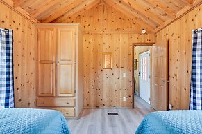 Cozy Dillard Cabin w/ Mountain Views & Pool Access