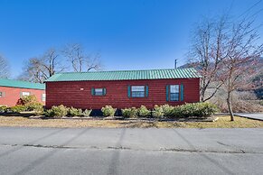 Cozy Dillard Cabin w/ Mountain Views & Pool Access