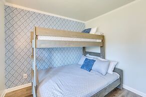 Bright Shelby Cottage w/ Deck & Creek Views!