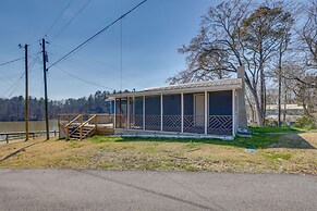 Bright Shelby Cottage w/ Deck & Creek Views!