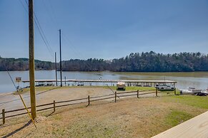 Bright Shelby Cottage w/ Deck & Creek Views!