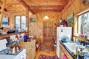 Pet-friendly Cabin Overlooking Sleepy Hollow Lake