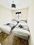 Remarkable 3-bed House in Reading