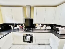 Remarkable 3-bed House in Reading