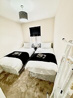 Remarkable 3-bed House in Reading