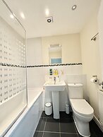 Remarkable 3-bed House in Reading