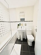 Remarkable 3-bed House in Reading