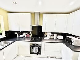 Remarkable 3-bed House in Reading