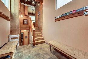 Truckee Resort Condo w/ Shuttle + Hot Tub Access!