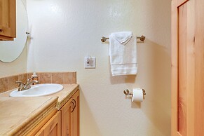 Truckee Resort Condo w/ Shuttle + Hot Tub Access!