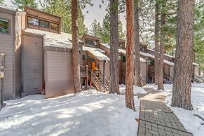 Truckee Resort Condo w/ Shuttle + Hot Tub Access!
