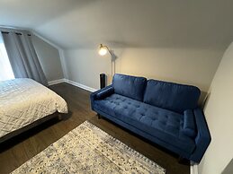 Spacious Retreat Near Convention Centers 4 Bedroom Home by RedAwning