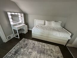 Spacious Retreat Near Convention Centers 4 Bedroom Home by RedAwning