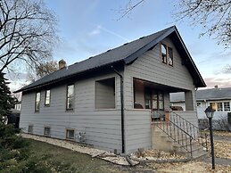 Spacious Retreat Near Convention Centers 4 Bedroom Home by RedAwning