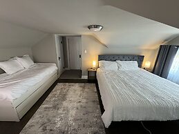 Spacious Retreat Near Convention Centers 4 Bedroom Home by RedAwning