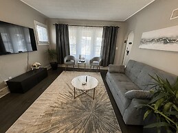 Spacious Retreat Near Convention Centers 4 Bedroom Home by RedAwning