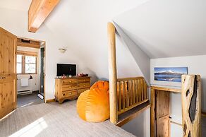 8 Happy Trails 4 Bedroom Home by RedAwning