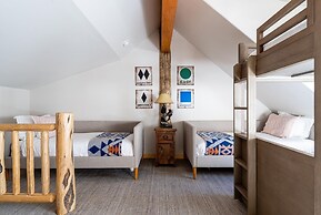 8 Happy Trails 4 Bedroom Home by RedAwning