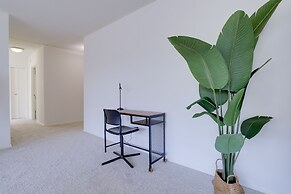 Sensational & Modern apt in Crystal City