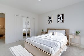 Sensational & Modern apt in Crystal City