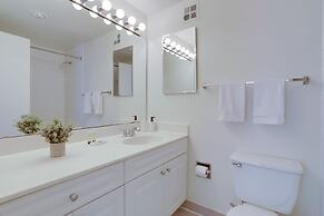 Sensational & Modern apt in Crystal City