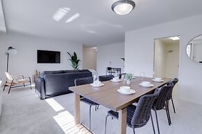 Sensational & Modern apt in Crystal City