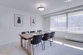 Sensational & Modern apt in Crystal City